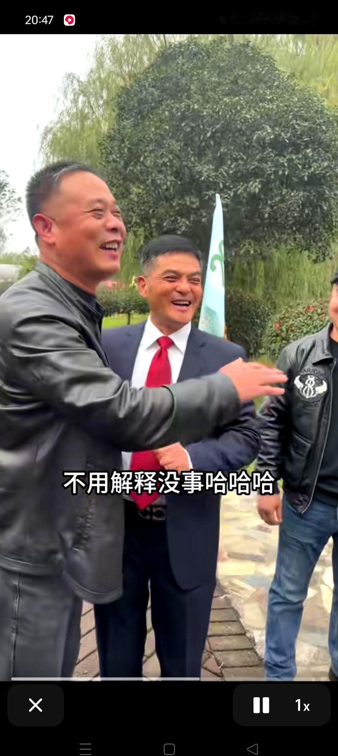 牛厂长，被自家兄弟的保安拦在门外了。你说逗不逗。连敲三个门，就是不让进。保安