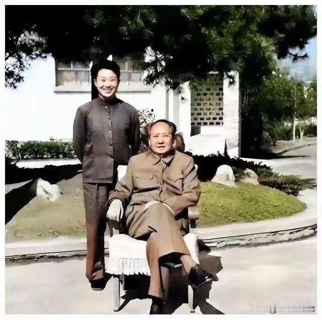 不懂就问，第一次见毛主席的这张照片，忍不住向大家请教，站在伟人左边的小伙子是谁？