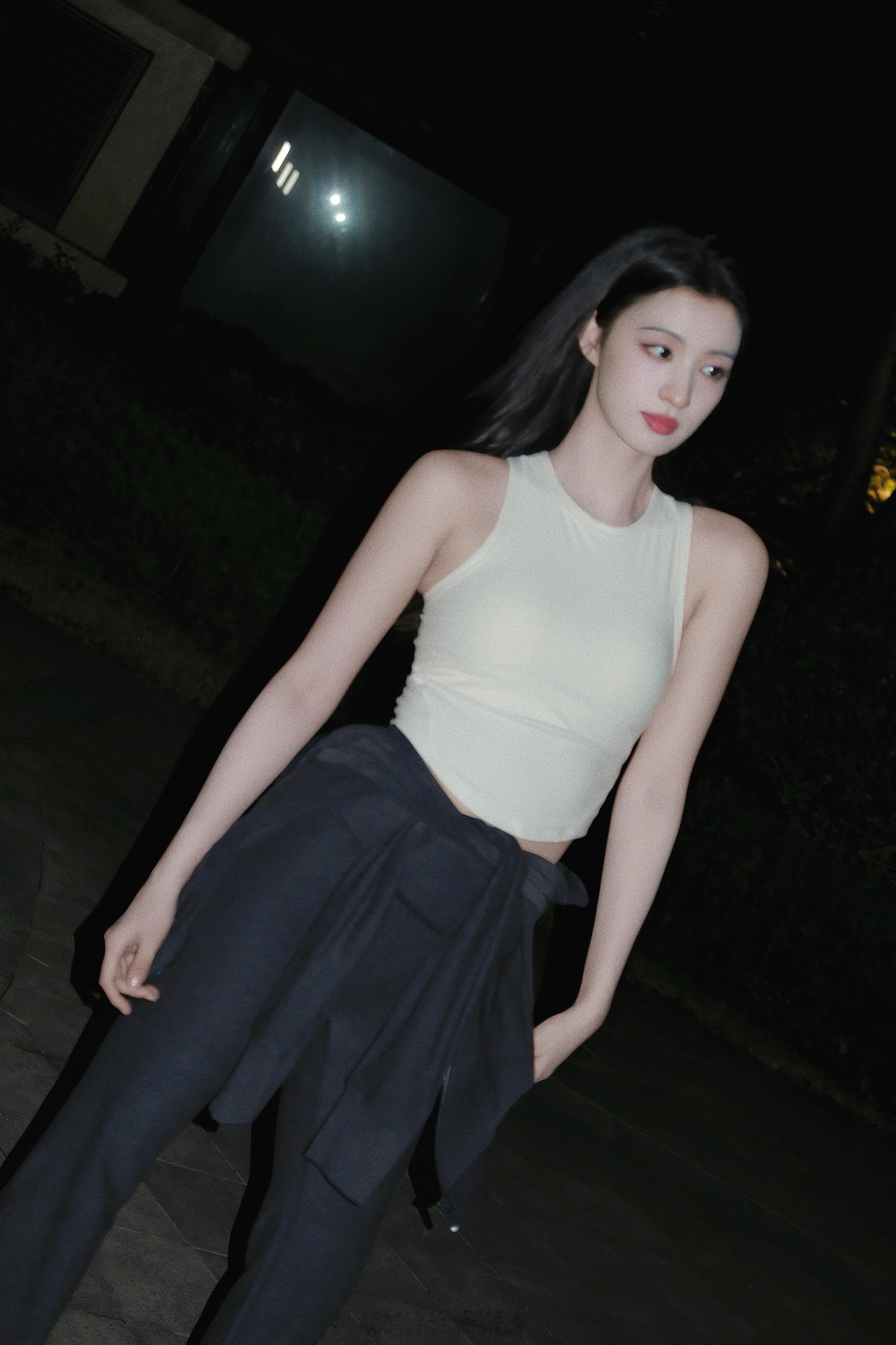 又美又萌的王楚然抱着拖把好乖[抱抱]​​​