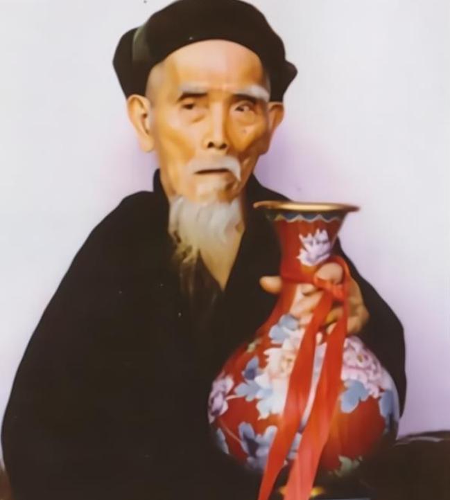 1995年，贵州大山里有个133岁的老头走了，他是中国认证的长寿之王，可村里人都
