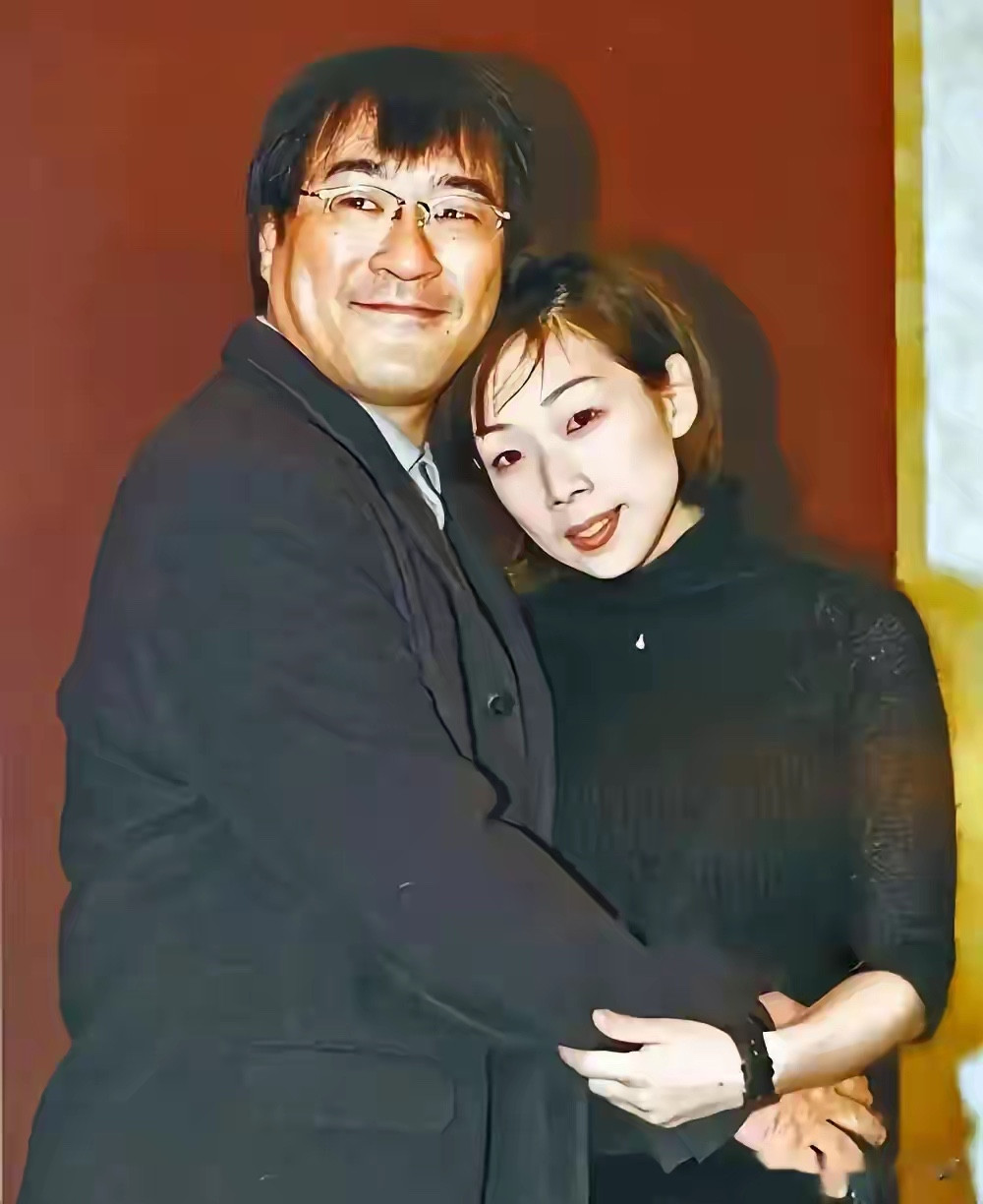 1994年，李宗盛婚内爱上了妻子朱卫茵的闺蜜林忆莲。婚姻尚且存续，两个人走到一起同居，追求情感上的刺