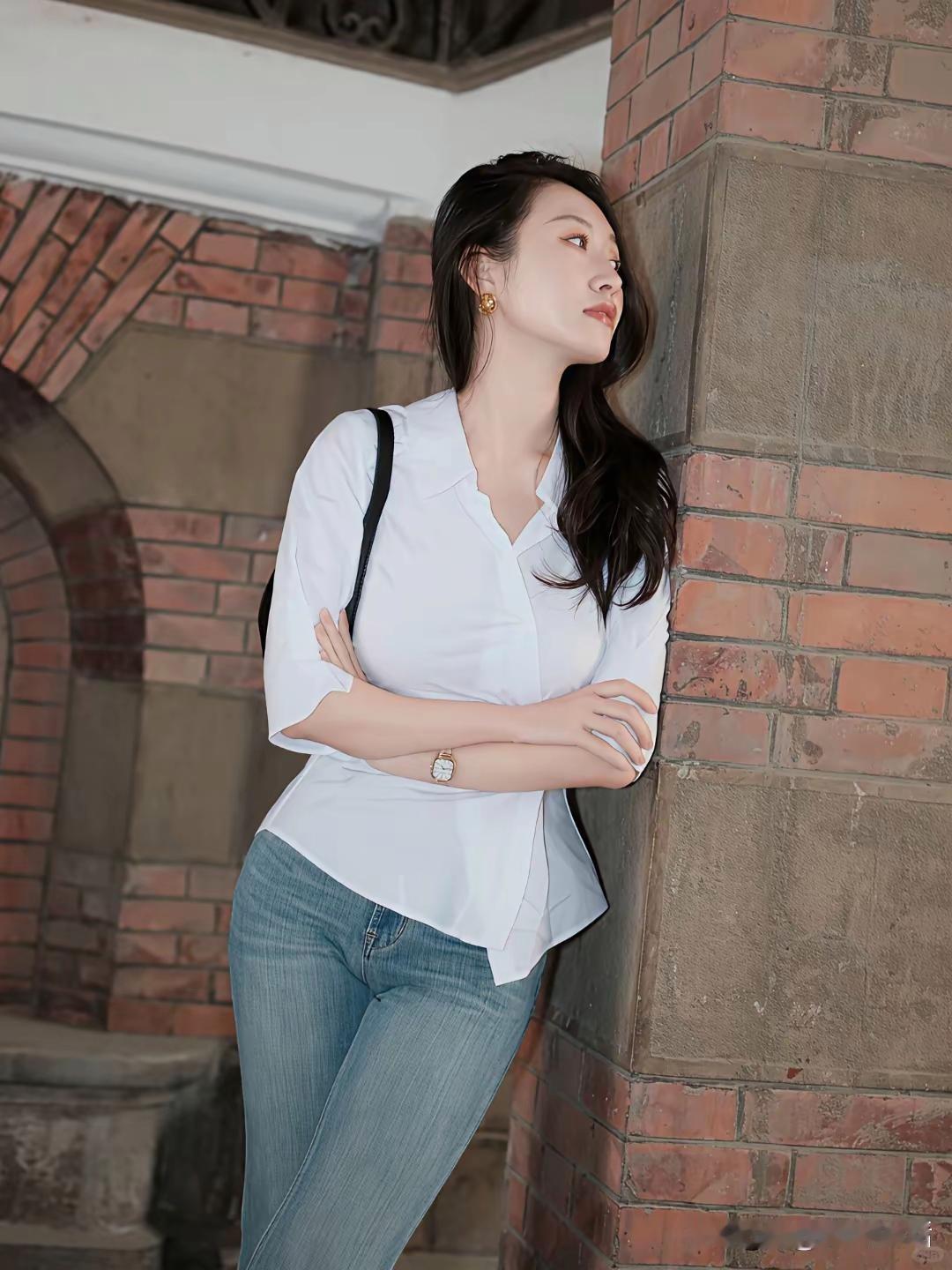 白色衬衫配牛仔裤，那简直是都市女孩优雅姿态的经典标配。我有个朋友，她每次这么穿，