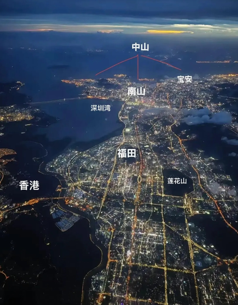 这张图，最能看出深圳城市和经济发展的轨迹。深圳从早期的罗湖开始发展，随后城市发展