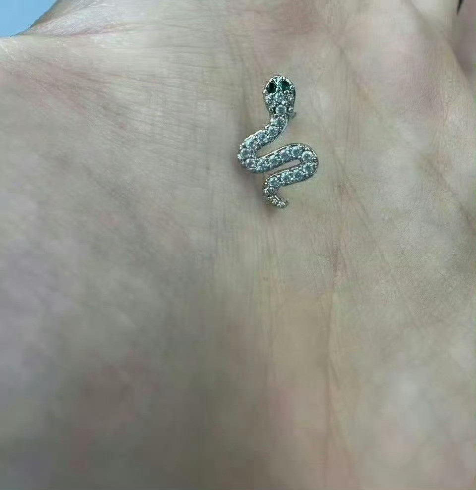 网友求助：从男朋友衣服里发现的，他说是取卡针，现在的取卡针都做的这么漂亮吗？