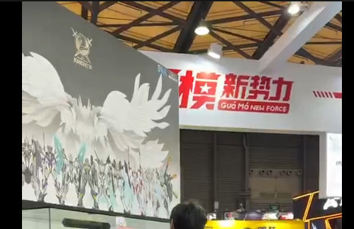 “我们没抄哦。大家帮我们骂万代哦，我们有著作权哦”​​​