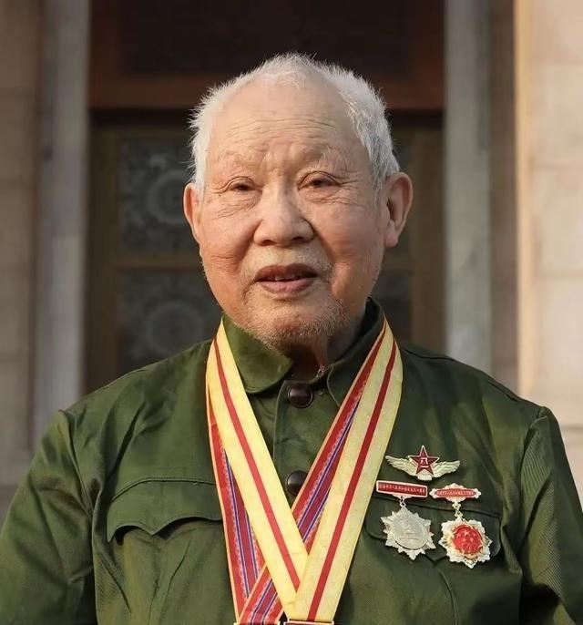 1955年全军首次授衔，三野的老团长刘志清拿到军衔通知，看到“中校”二字，沉默良