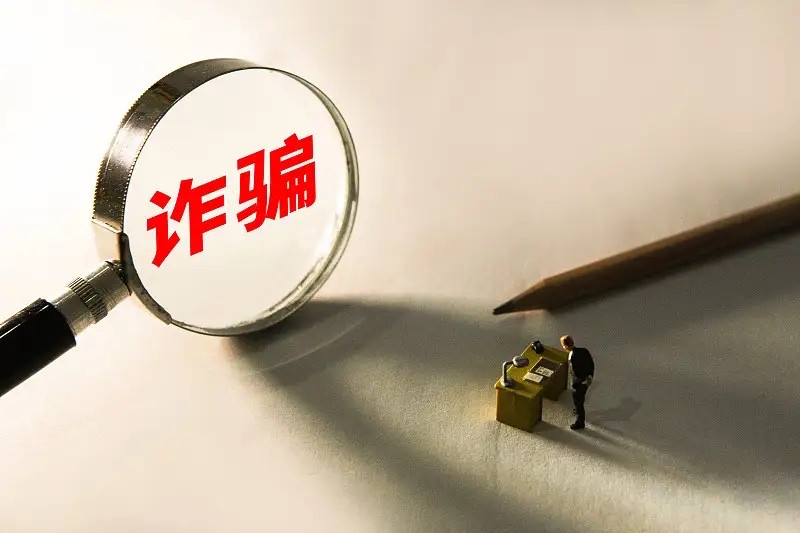 最新骗局曝光！以前骗子骗你钱，好歹还得给你发个链接，让你操作半天。现在不一样了，他们直接让你自己去银