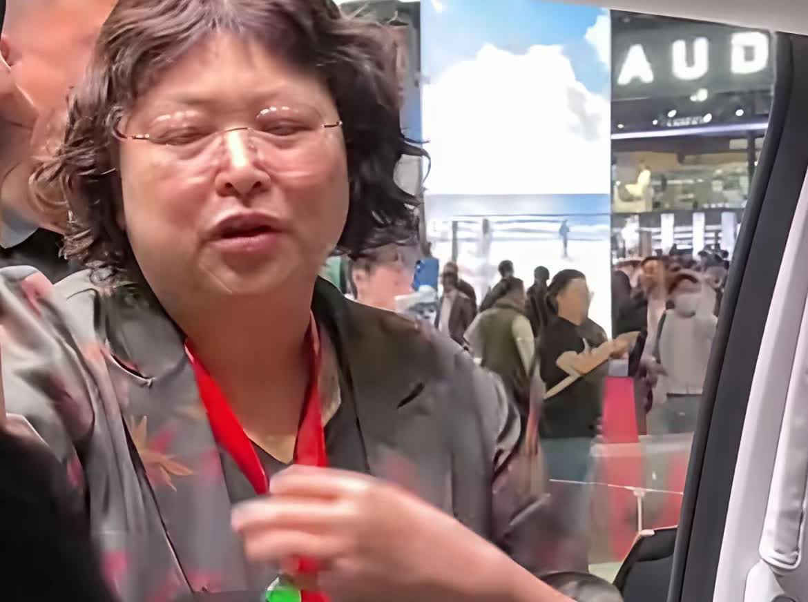 好多网友担心王凤英和魏建军在上海车展碰面，那岂不是很尴尬的场面，不过话说回来作为