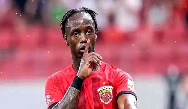 白养一年！成都蓉城这笔30万欧的引援彻底砸手里了，1米63的前锋，现在连中甲队都