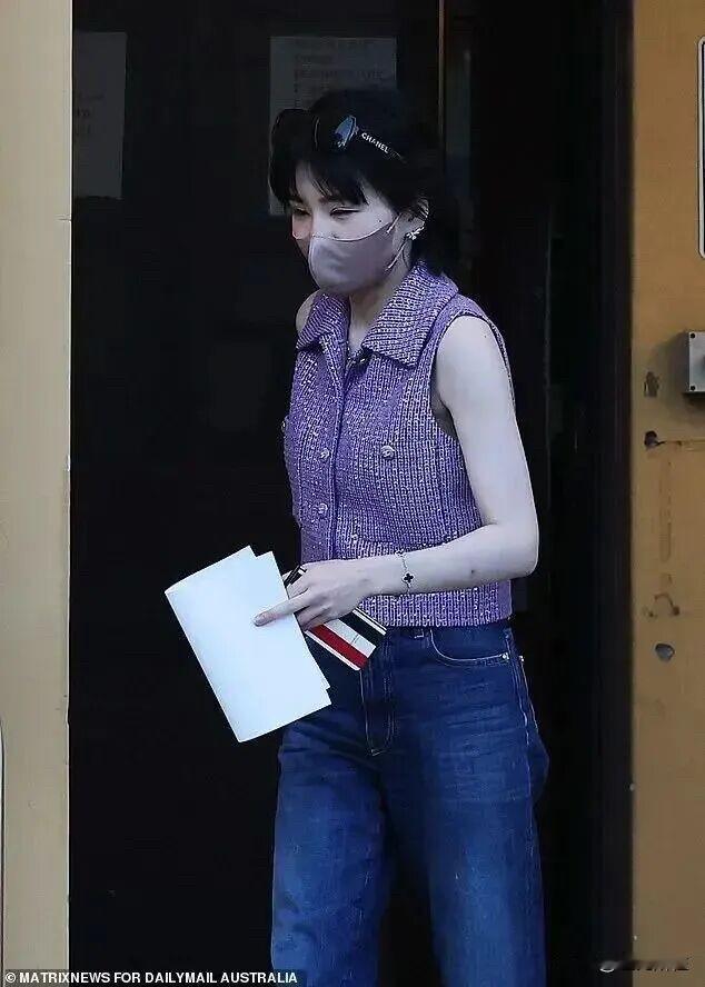 三个月里，全网都在猜杨兰兰的身份。有人说她是“铁矿大亨的女儿”，可澳洲早在2