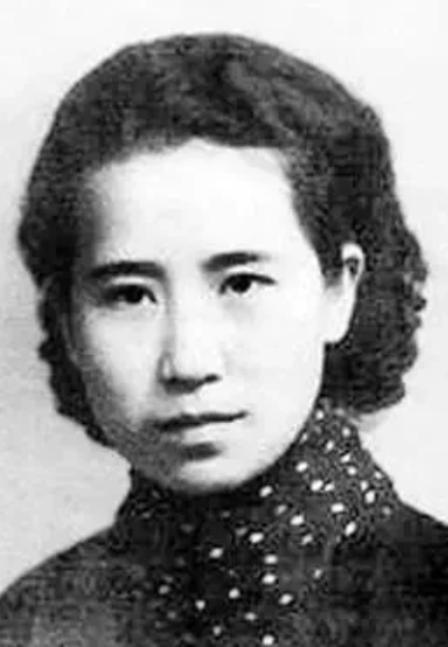 1943年，老舍与秘书赵清阁同住，妻子胡絜青知道后，气愤地带着3个孩子来找他，吓