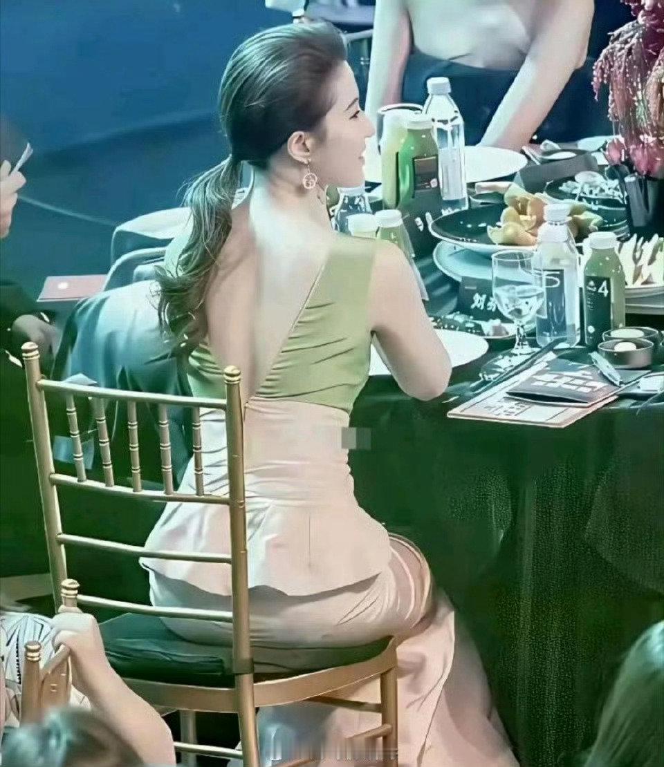 刘亦菲是怎么做到后面一点点头发，颅顶却那么多头发的？​
