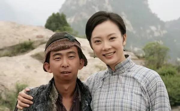 2022年，坐拥10亿身家的”丑星”巨兴茂与妻子大婚，令人不解的是妻子却貌美如花