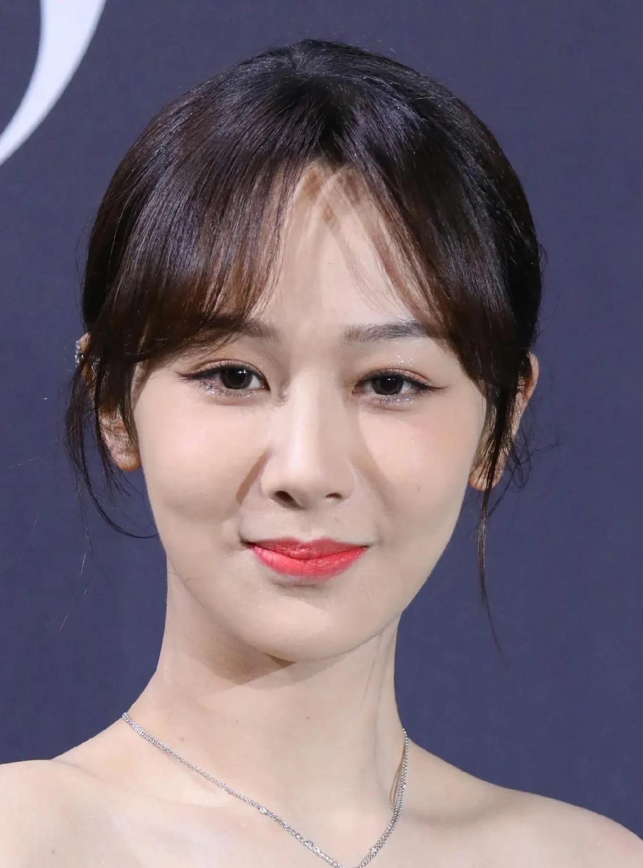 杨紫怼脸生图，她皮肤是真的好，肩颈线条很美，难怪女星都热衷减肥。#杨紫#