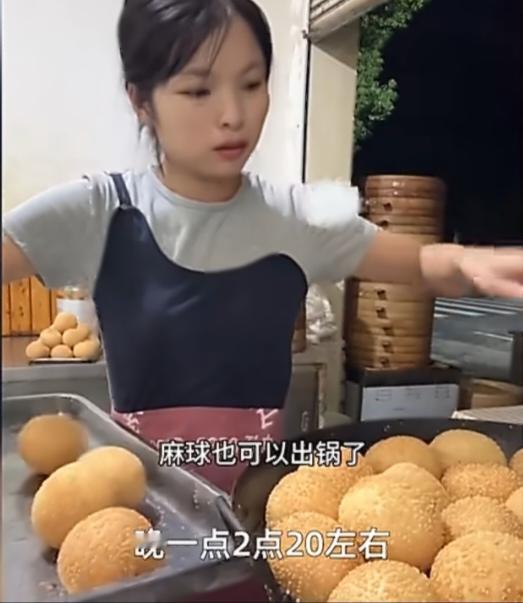 小镇早餐店每天两点开工，女孩帮父母做早餐一做就是13年。在浙江湖州，90后的蒋