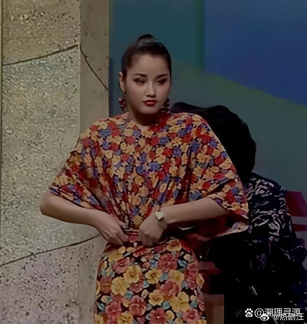 瞿颖第一次上春晚，穿的居然不是成衣，而是三块布料，身后帮她整理的想必是顶级设计师。​