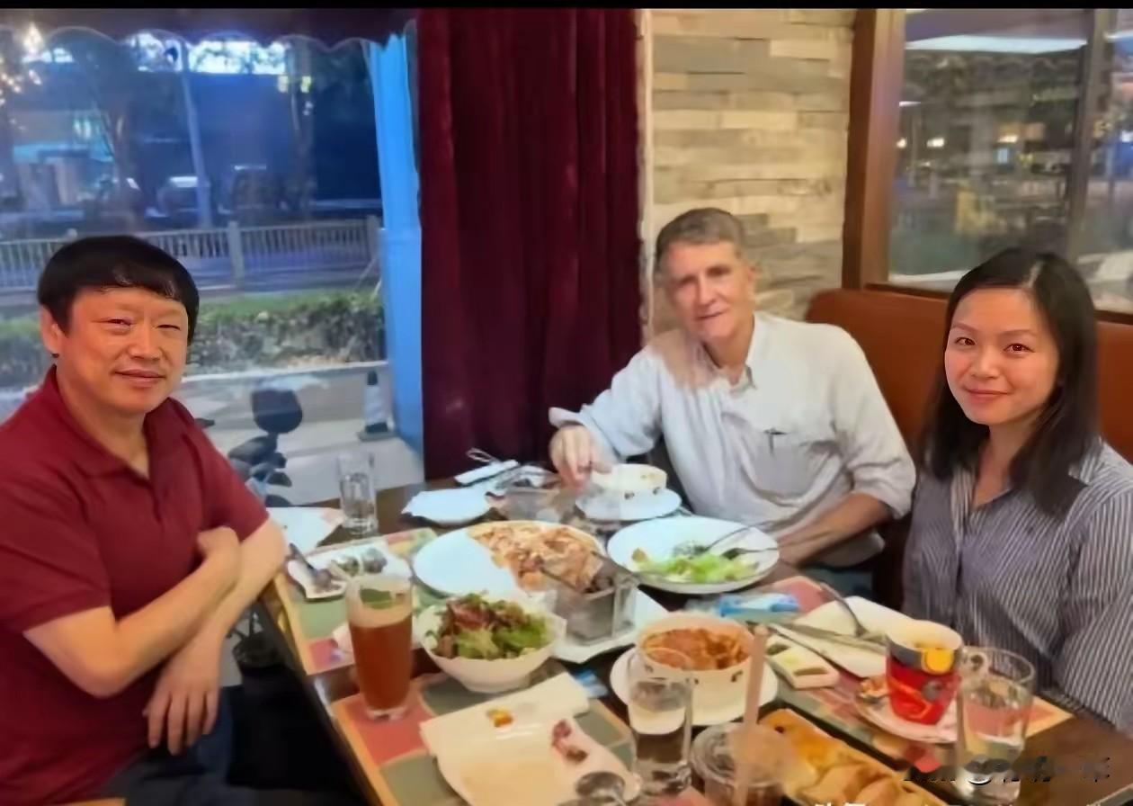 饭局疑云：从“静默潜伏”到“被唤醒”的胡某进近期，《纽约时报》驻华记者因违规