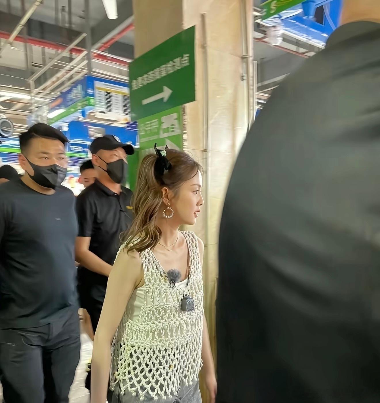 怎么这么多人说白鹿长相普通啊，生图这样还普通？纯路人，觉得白鹿好美。