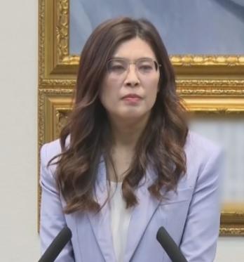 今天，对国民党主席郑丽文来说，真是“双喜临门”了。首先，她不仅跟媒体人赵少康再次