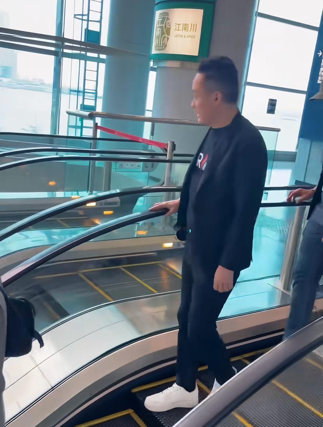 网友在香港拍到的孙割，说实话我们普通人都看不上的孙割，富贵花姐怎么又能看得上呢！