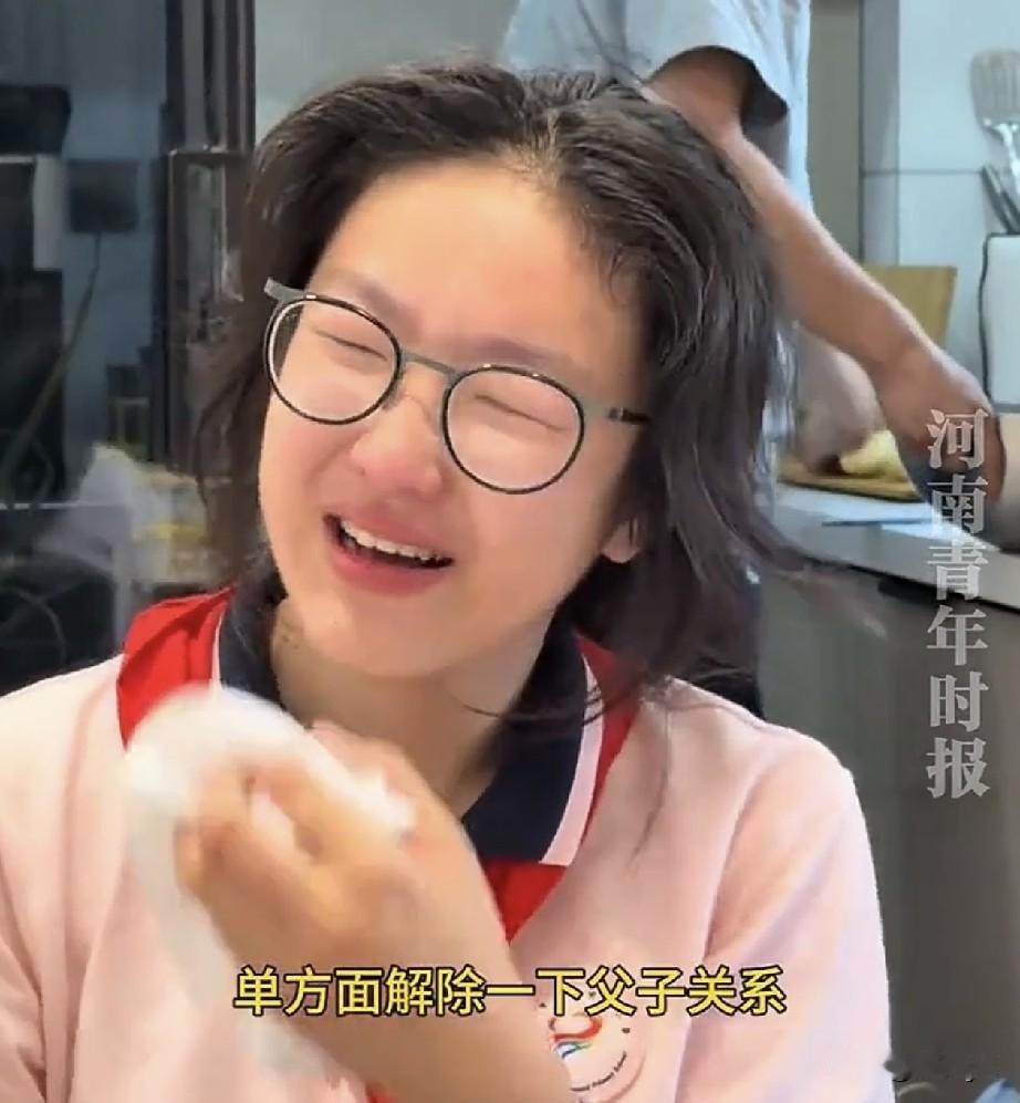 父亲染了一头红发，带着红领巾的女儿看到后当场被“气”哭！视频中，父亲在做饭，