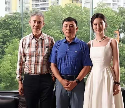 三位大佬的合影！！感觉中间的段总，中国巴菲特，非常放松，游刃有余～左边的万科