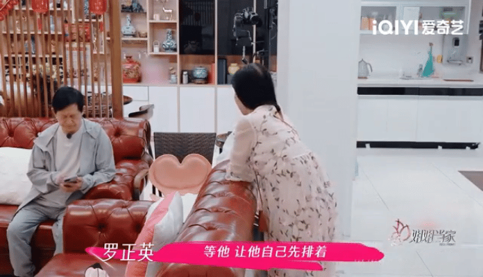 谢娜一家三口共用一桶洗脚水谢娜家好温馨的日常，一家三口边泡脚边聊天，其乐融融的