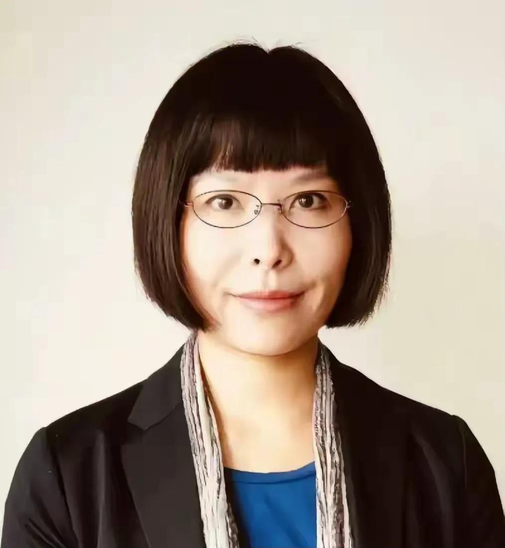 把他俩画丑没用的，得学罗永浩。车评人惹怒了罗永浩，罗永浩没有追着车评人打，而是去