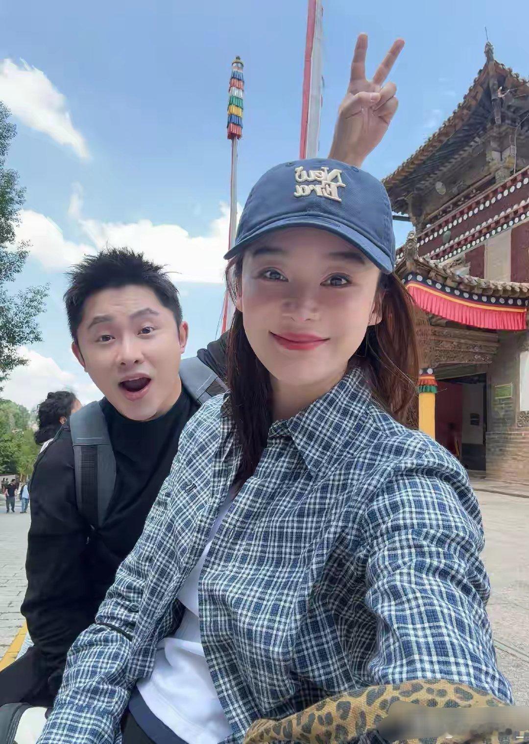 袁姗姗分享青海度假美拍，穿格子衬衫搭配老爹鞋，美得刚刚好。袁姗姗袁姗姗