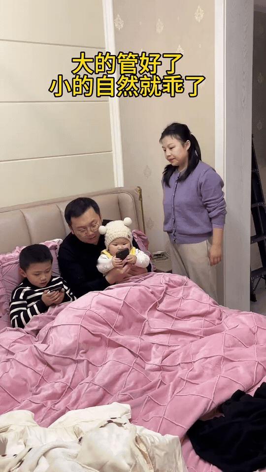 宝妈一巴掌打醒全家！老大主动交手机，小娃瞬间乖了，太真实了！爸爸带俩娃躺床