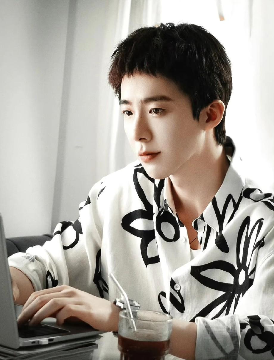 古装男神剪掉长发，反而帅出新高度。刘宇宁在《玫瑰丛生》里换了造型。利落短发，