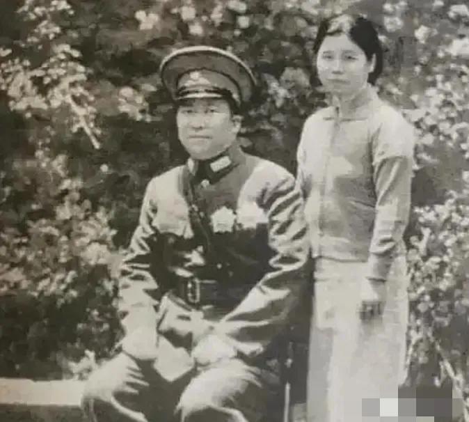 1947年2月8日，重庆杨家山监狱，凌晨的铁门被一脚踹开，几名狱卒冲进牢房，按住