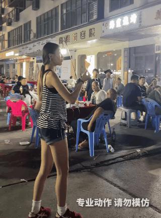 一不小心，火到人民日报了！河南开封，一个女孩在街头表演川剧“吐火”，刚开始周