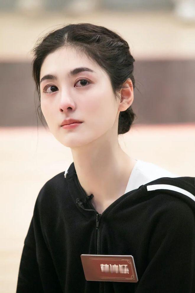 被起诉后韩沛颖，接下来只剩两条“明路”可走第一条明路：退圈做艺人，首