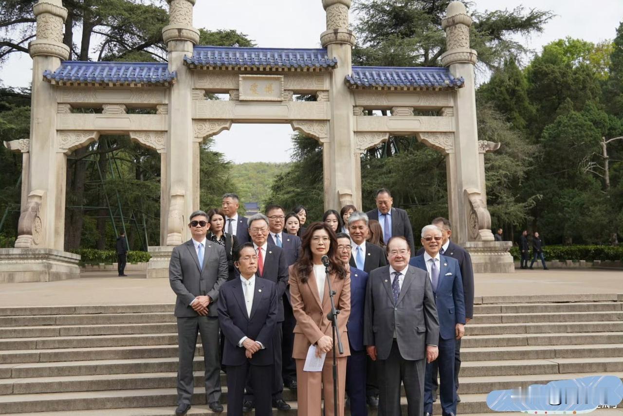 国民党主席郑丽文到大陆的第一站，就是去南京中山陵拜谒孙中山先生，这也是她第二次故