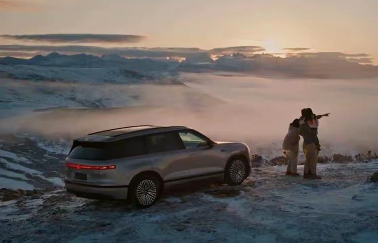 一觉醒来，车圈炸锅！当14亿国人都以为豪华SUV市场都被理想L9、小鹏X9、问界