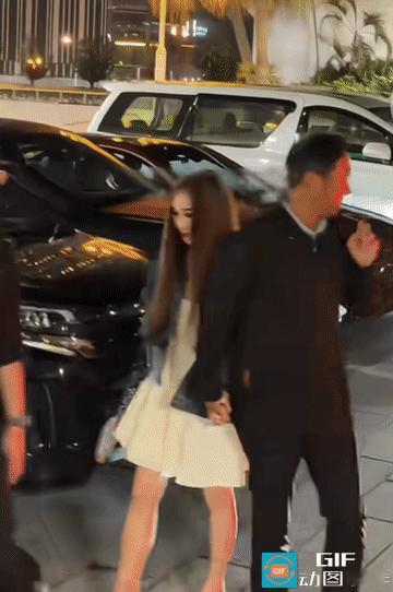 温碧霞现身张学友演唱会，牛仔外套小白裙，一身少女装扮，网友评论:我40岁都不敢这