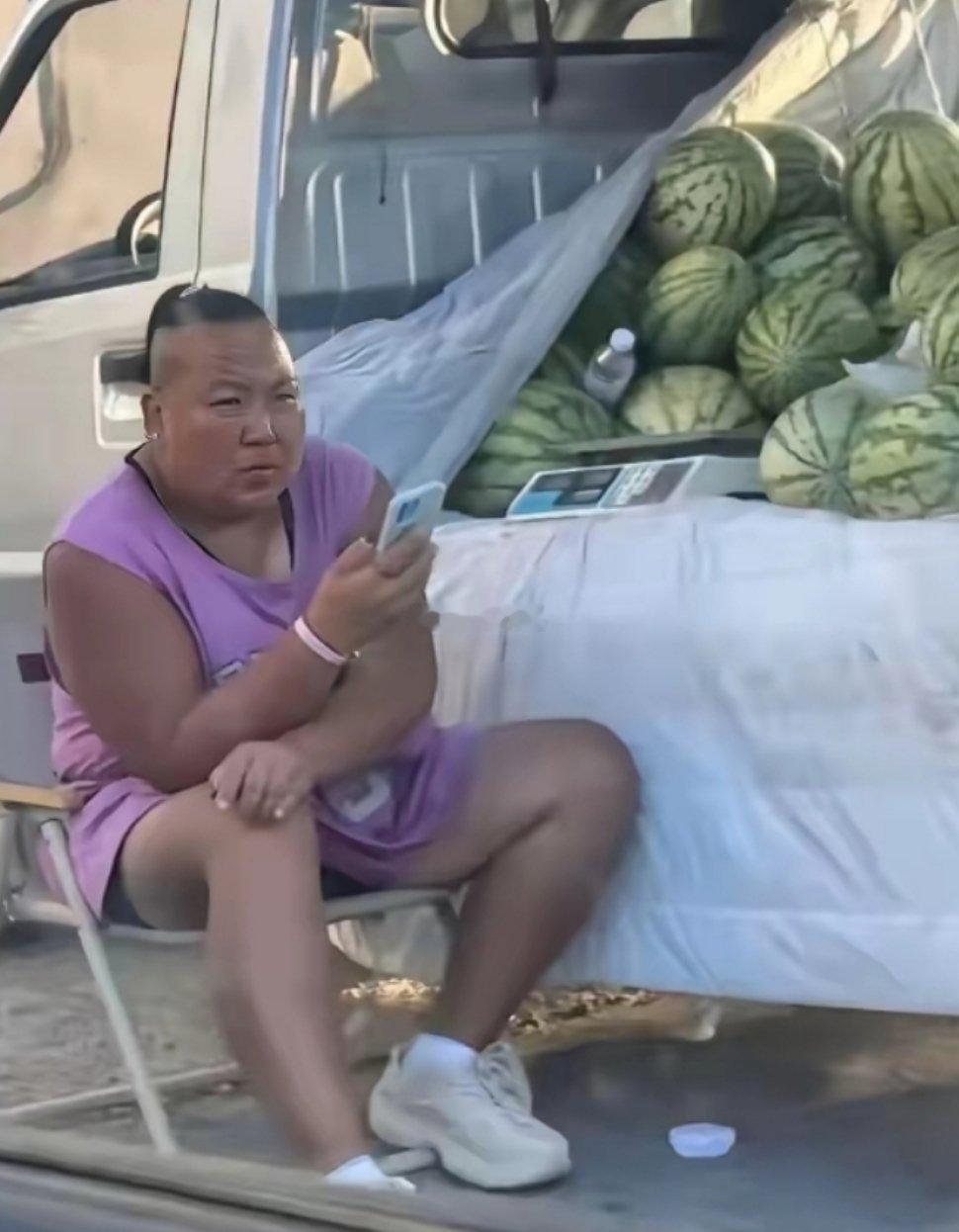 大姐坐了一天始终想不明白为什么没有人买她的瓜