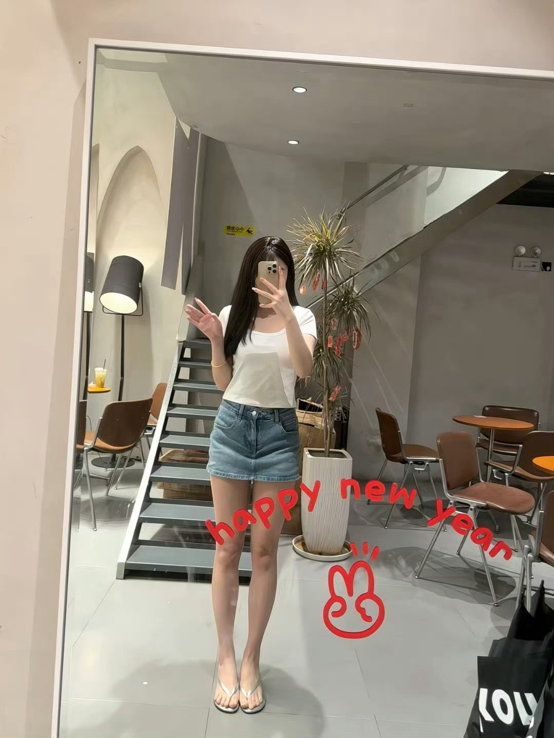 舔了舔自己的嘴唇好辣果然是辣妹​​​