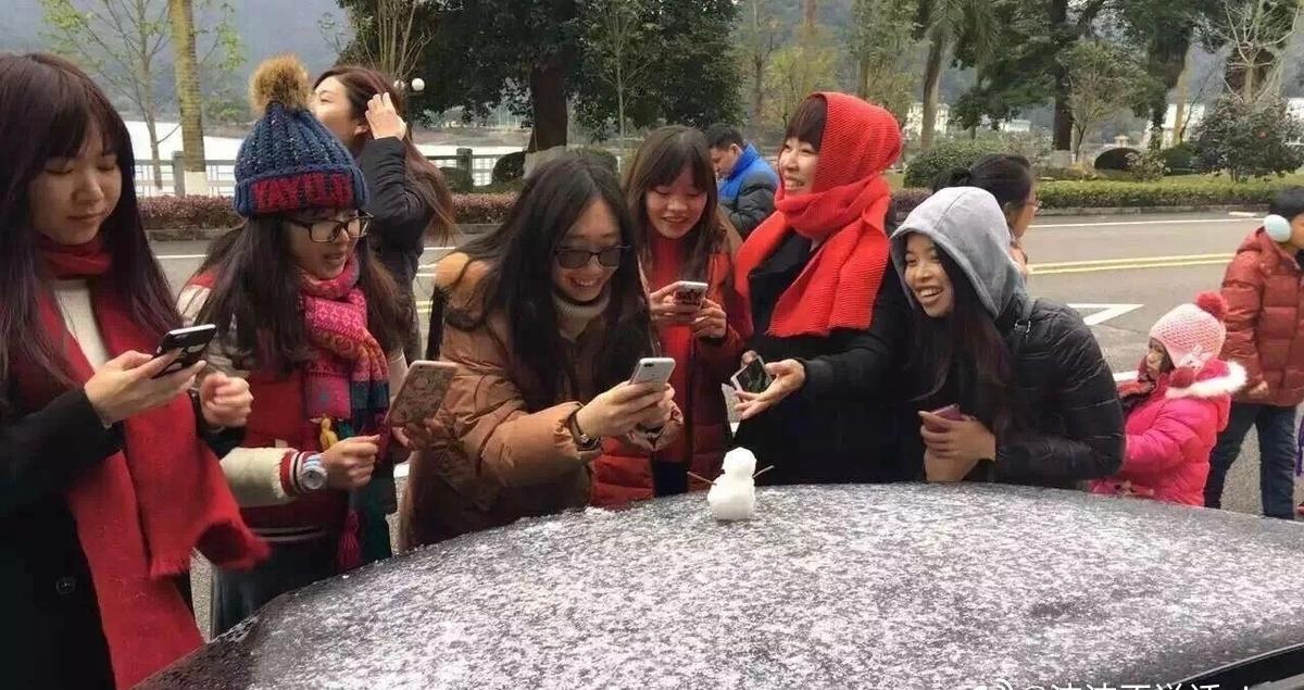 原来洛阳也有白云山我还以为是广州白云山不能啊，昨晚还热的开空调，怎么可能下雪