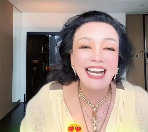 难怪大家对汪小菲寒心，看看以前他对黄春梅多好，如今对亲生母亲却埋怨颇多。其实张