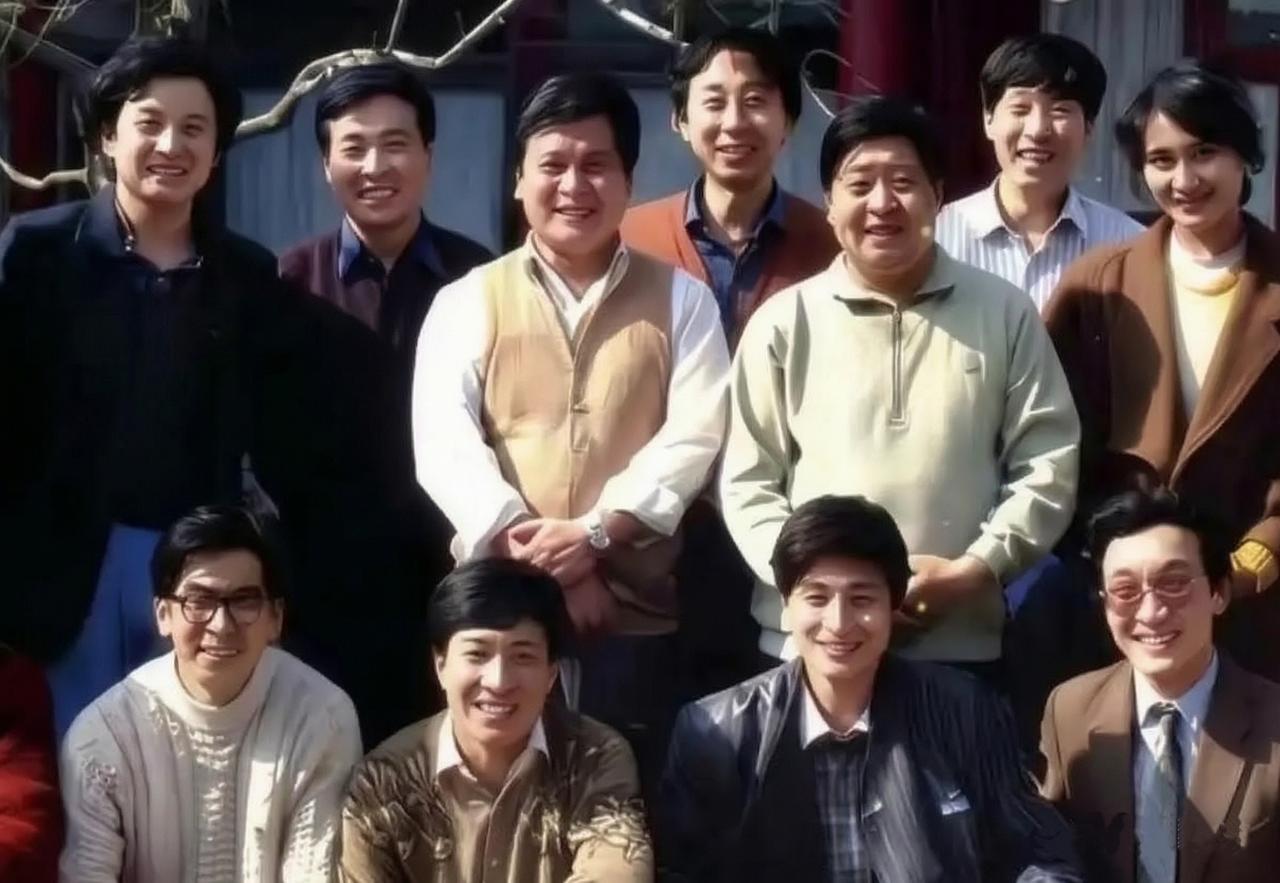 一众相声界知名人物同框：我只认出了丰颊皓齿的赵炎，高大清瘦的冯巩，穿着条纹衫