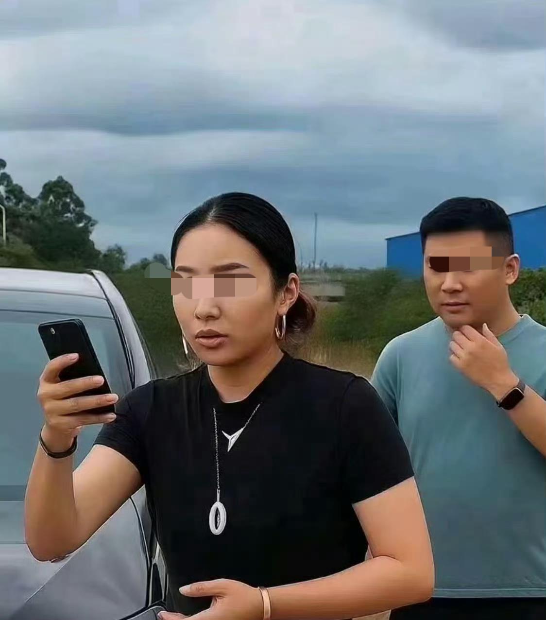 人民网评论“奔驰女司机亮证事件”：舆论想听的不是“她不是谁”，而是“她是谁”。