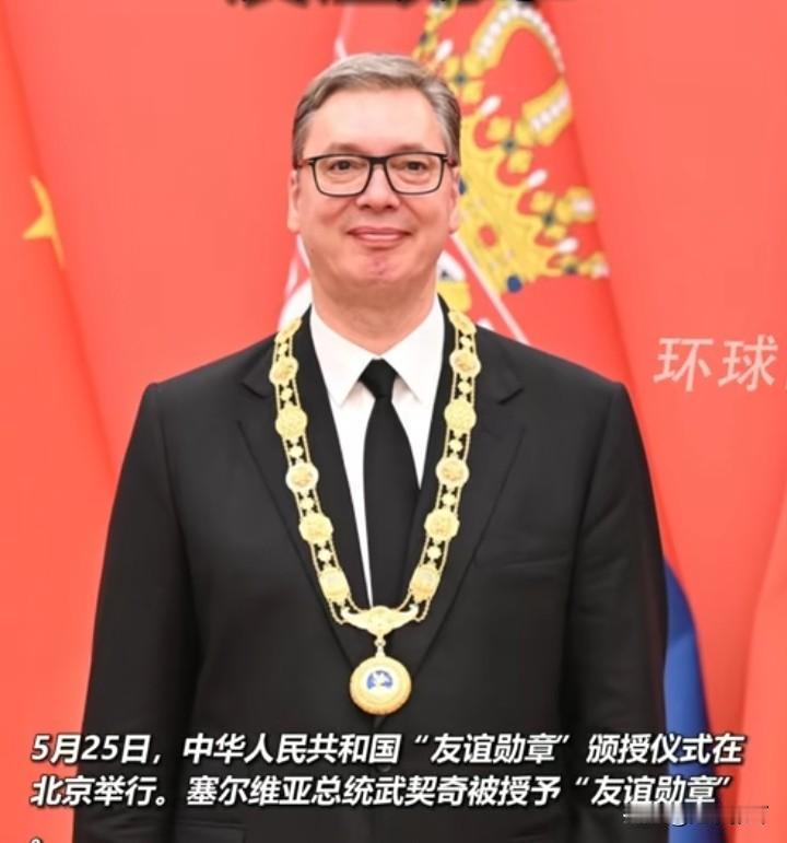 大家注意到没！！这次荣获勋章的人里，有一位老朋友。他来领取勋章，开创了一个历史