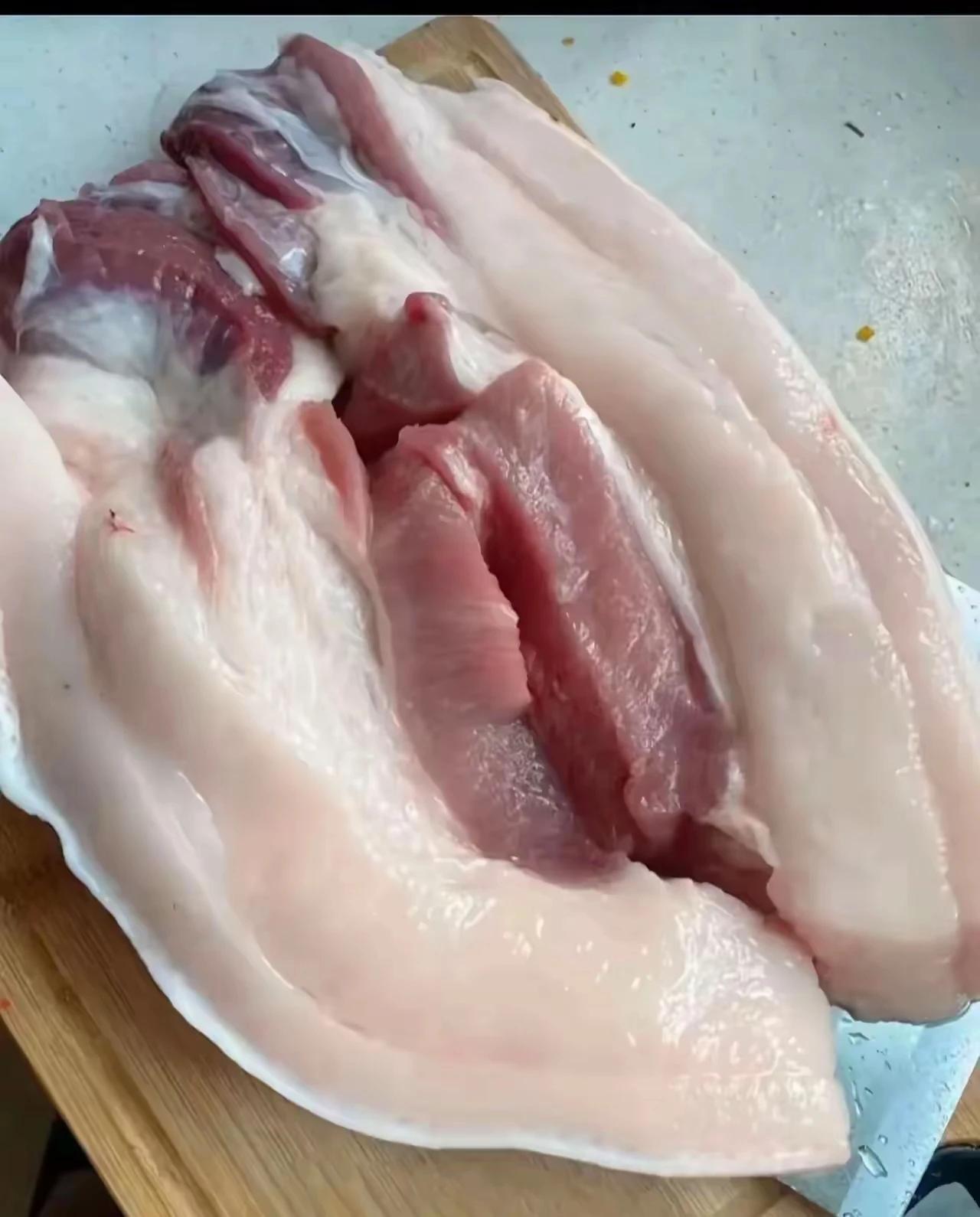 卖猪肉的老板还剩2块肉，但是看他摆出来的这个造型，肉倒是蛮正经的肉，但是这个老板