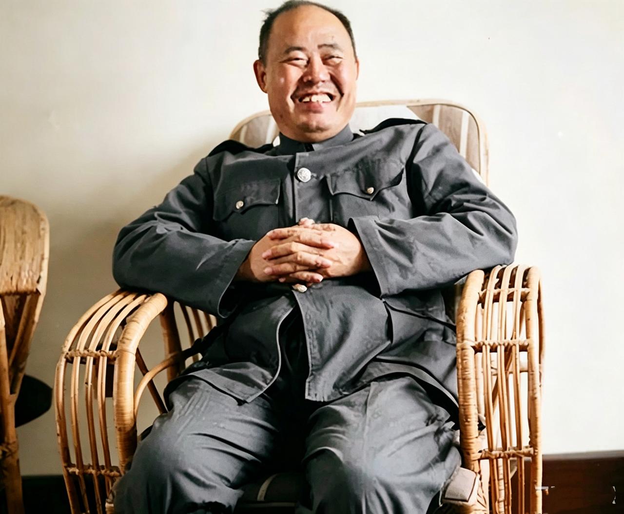 下图是国民党高级将领卫立煌的照片，单纯从照片来看，他看着更像共产党的高级将领。抛