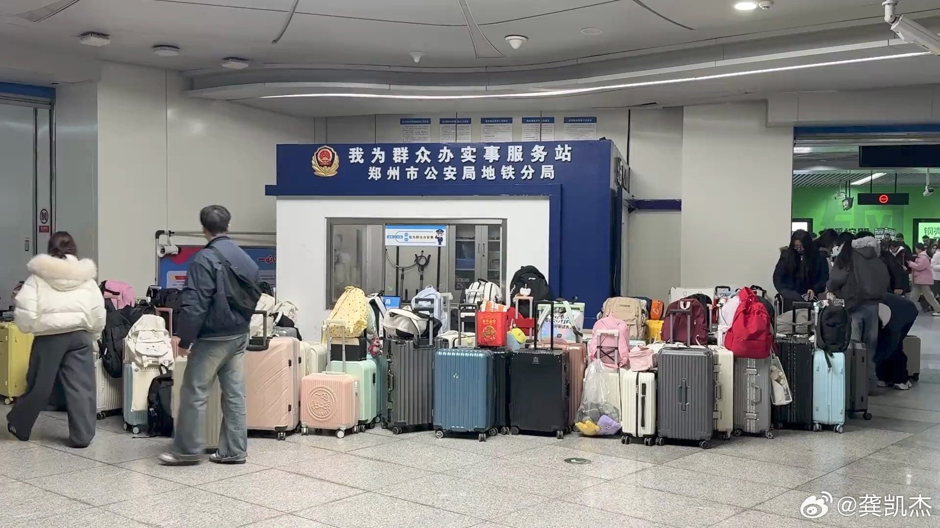 外国网友问：为何大家敢把行李就直接这样放在这里呢？你们觉得这是为什么呢？