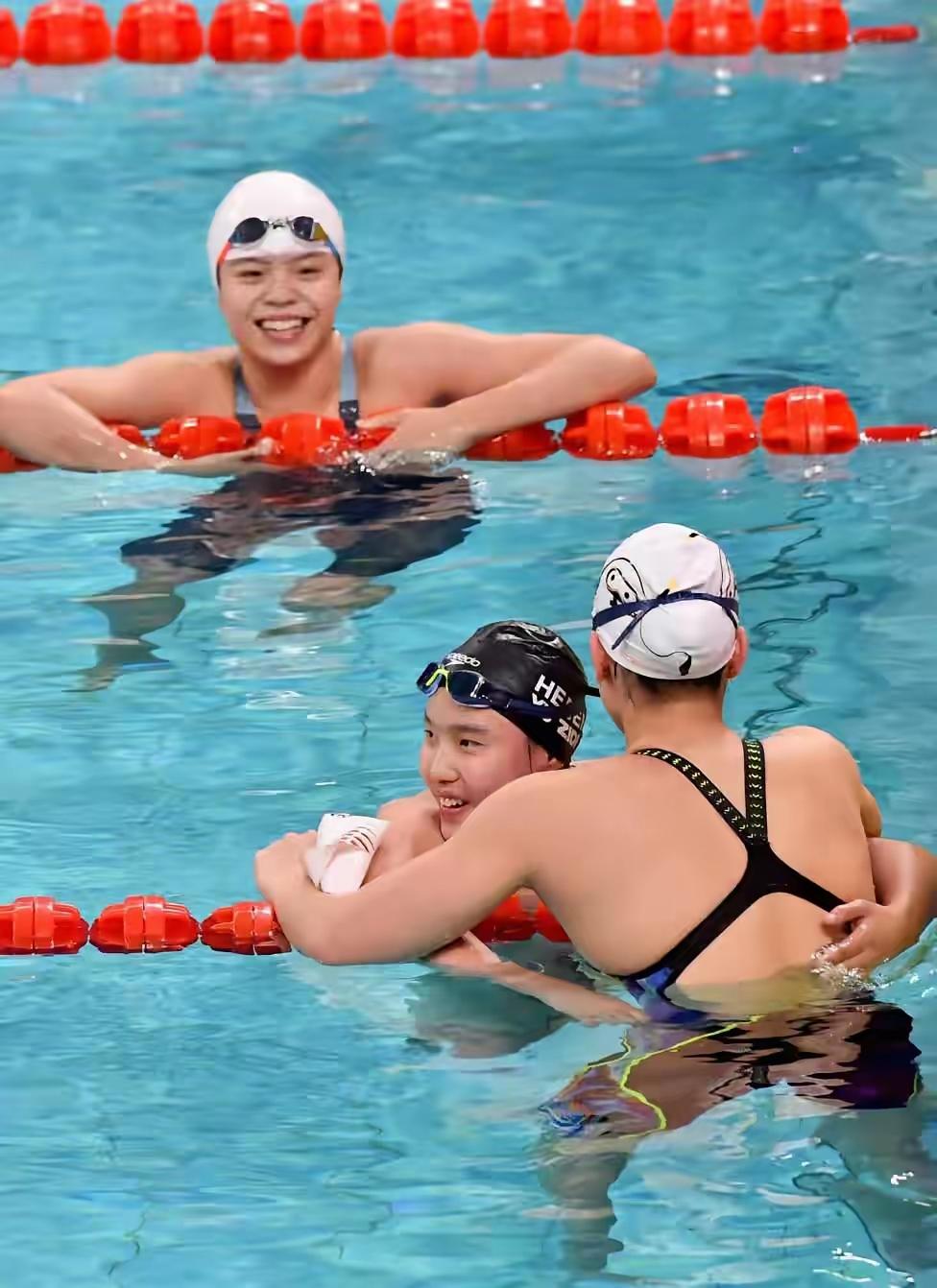 哎，你们游泳队的天才少年接受采访时都这么耿直吗？上一个是潘展乐，现在又来了个于子