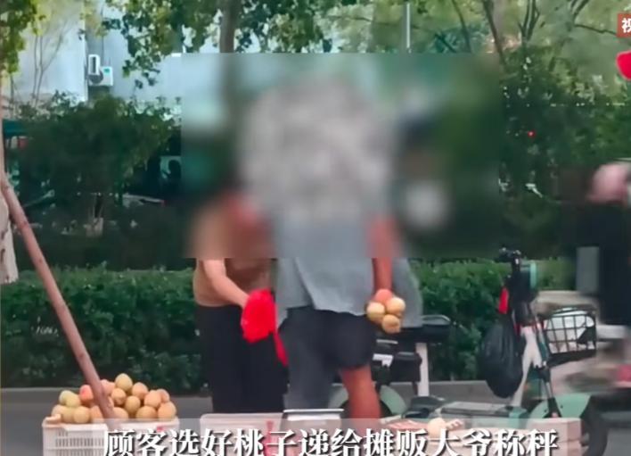 这下后悔了吧！山东一女子在路边摊挑桃子时，摊主大爷趁她不注意，偷偷在袋子里放了3