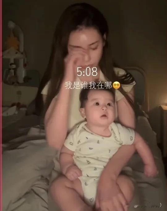 筱梅晒汪宝，早晨五点钟起床的汪宝也太可爱了吧！原来汪宝晚上是和妈妈一起睡觉的，筱